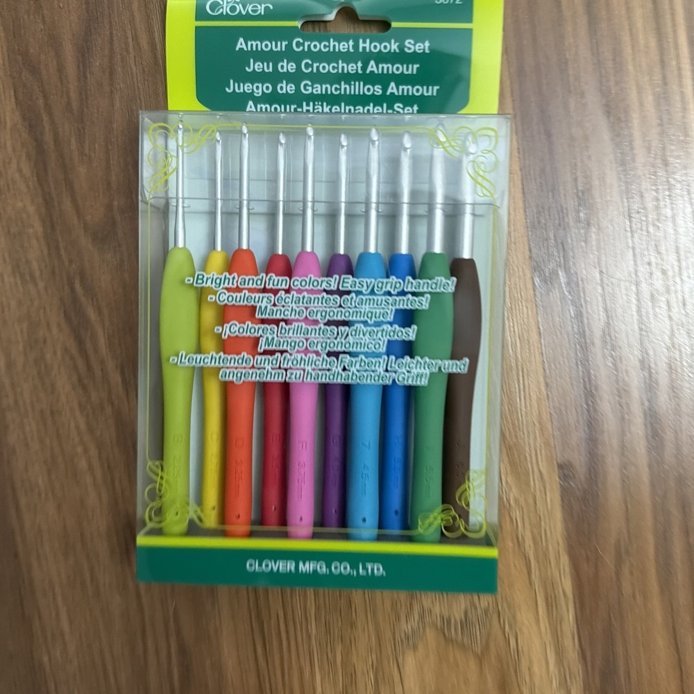 Clover Amour Crochet Hook Set 3672  10 Ergonomic Soft Grip Hooks 2.25mm 6.0mm